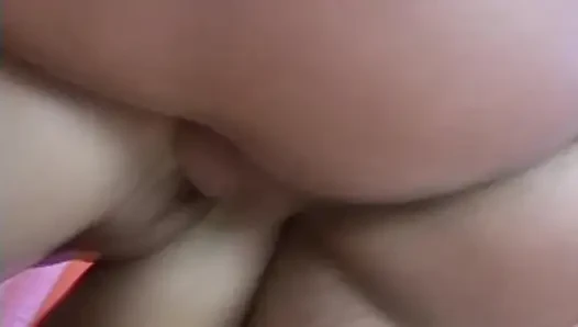 Esnek esmer hatun orgazm olmak için vahşi pozisyonlarda sertçe sikiliyor