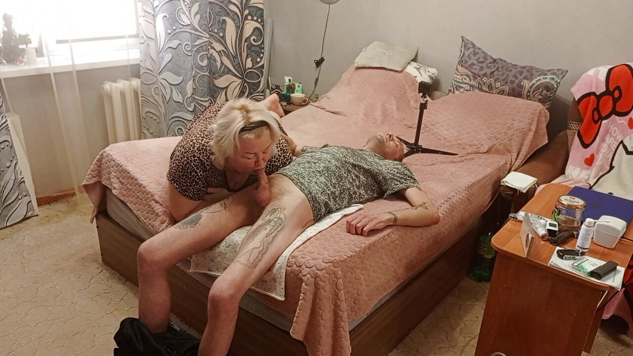 Η μητριά παίρνει πίπα για να πάρει μια μπουκιά χύσια