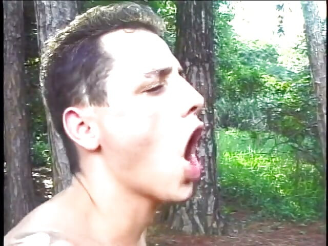 Quente morena transsexual chupa o pau do cara antes de foder sua bunda ao ar livre