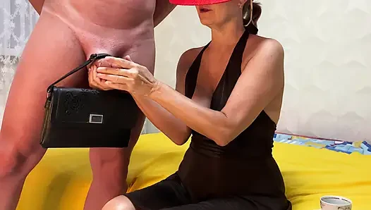Milf-stiefmutter benutzt ihre spermamaschine und lächelt handjob.