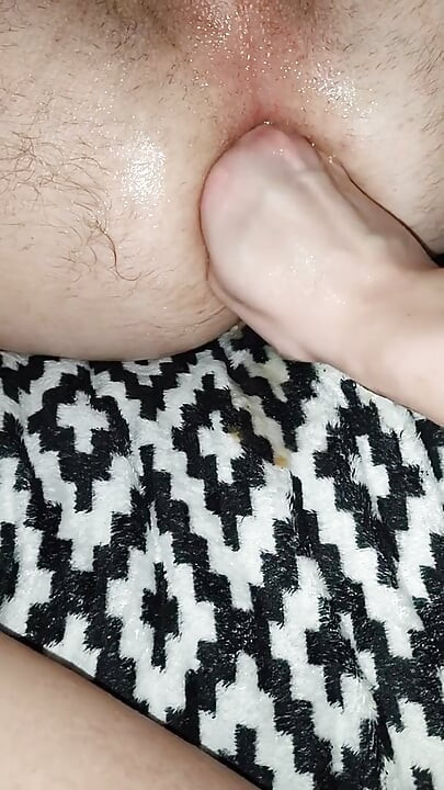 Soția mea își pune tot pumnul în cur, îmi place futaiul cu pumnul și întinderea curului