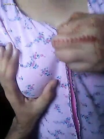 Desi girl press boobs