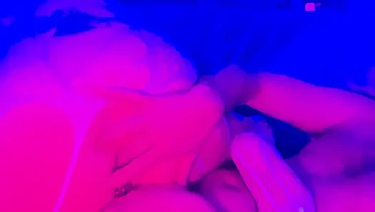 Настоящая подруга делает грязный минет с глубокой глоткой парню - домашнее любительское видео