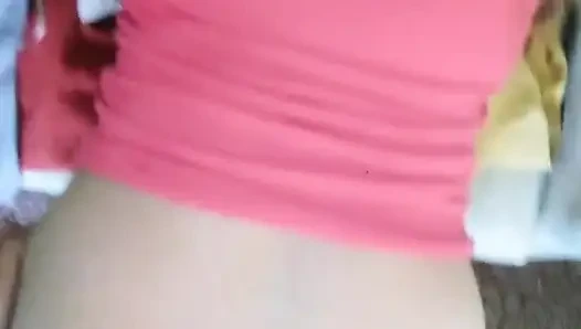 Трахаю в гостиной и смотрю телевизор, пока мои родители идут за покупками в супермаркете