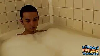 Urocza prosty amator Wiley bierze prysznic i masturbuje się solo
