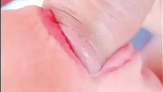 Attraktive hure Sabrinahole, er bekam hunger und isst einen köstlichen und saftigen schwanz