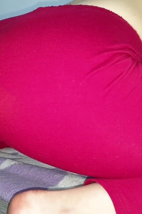 Madura em calças vermelhas gozada dentro na mesa