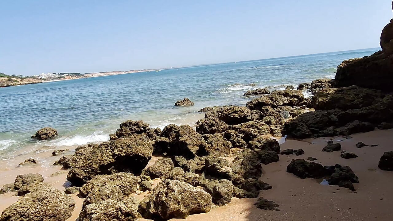Paja en la playa nudista arriesgada - desnuda y acariciando al aire libre, donde cualquiera puede ver
