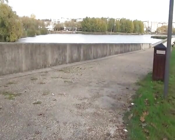 Sandrine, zralá Francouzka, která se kulturistice, je ošukána