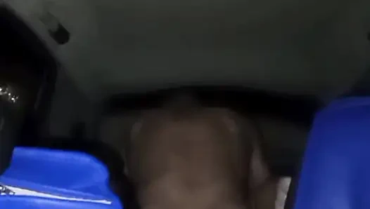 Seks terbaik di dalam mobil dan hujan turun di luar!