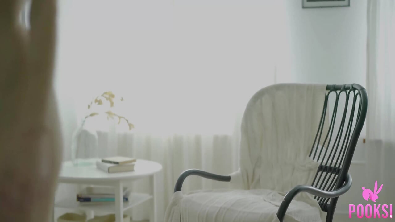 Blond schatje Scarlett propt speeltje in haar kutje totdat ze klaarkomt!