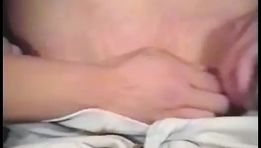 Azgın hatun üçlü sekste sikilmeden önce amını yalatıyor