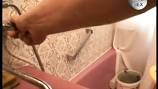 Orta yaşlı seksi sürtük banyoda yarak emiyor