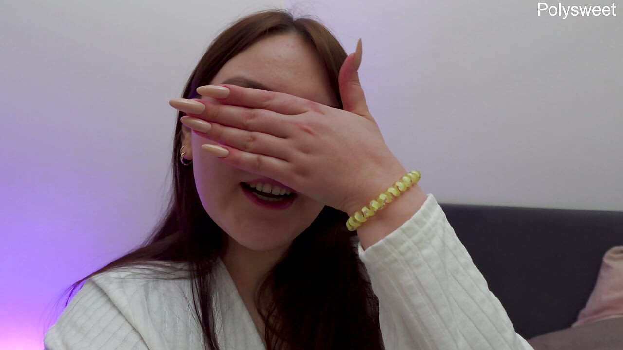 Mari kita mempunyai petang yang selesa bersama-sama - saya akan menjadi cantik, dan anda akan membuatkan saya cunnilingus)