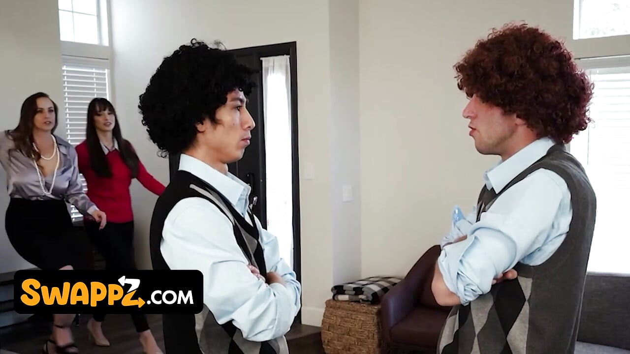 Грудастая фигуристая Lexi Luna, Bella Rossi и Codey Carter в диком групповом трахе
