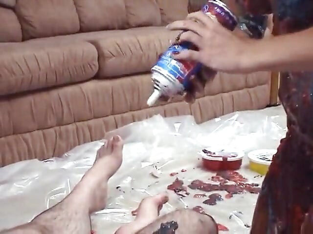 性感的金发女郎被邻居干并被抹上可食用油漆