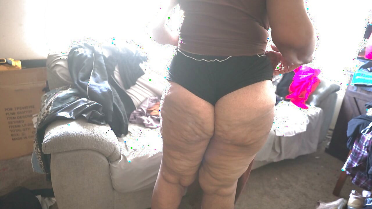 PHAT ASS BIG BOOTY ANAL QUEEN कपड़े मोड़ रही है