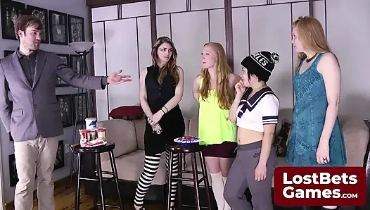 Cewek itu berperan sebagai pengamat strip torange yang menawan