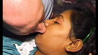 Сногсшибательная индийская милфа сосет и трахается с ее молодым ебарем