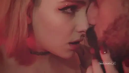 Candy Kush Mengganggu Suami Dan Menyeret Saya Ke Kamar Mandi Selama Pesta Untuk Quickie