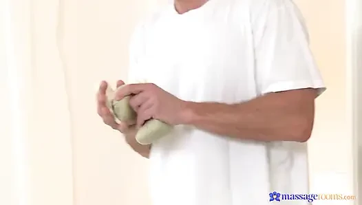 Massageräume - die blonde Zuzana Z macht den schwanz der masseuse hart zur berührung