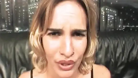 Крошка-блондинка глубоко заглатывает большой член, чтобы закончить на лицо