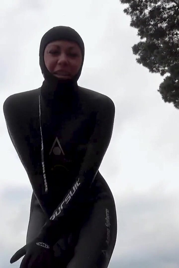 Giantess de traje de mojado encuentra un pequeño juguete para provocar