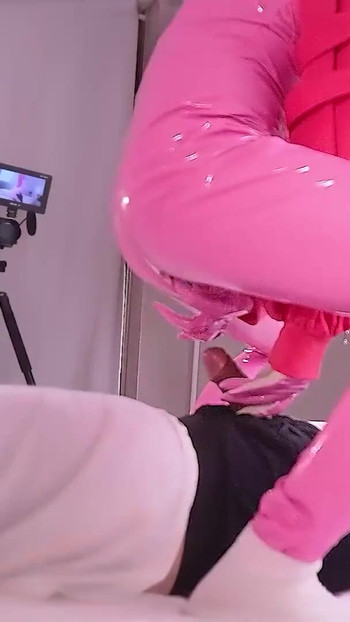 Detik yang menyeronokkan dari "Menikmati Kongkek Cosplay Dengan Sut Lateks Alice, Dewi Kemenangan Nikke Asia Hentai Shemale Femboy"