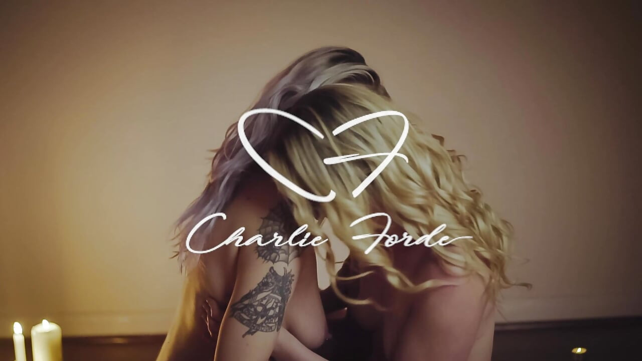 मोमबत्ती की रोशनी में चार्ली फोर्ड, वायलेट डिवाइन की विशेषता