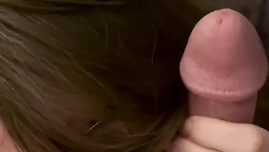 Istri nakal ini lagi asik nyepong kontol pov