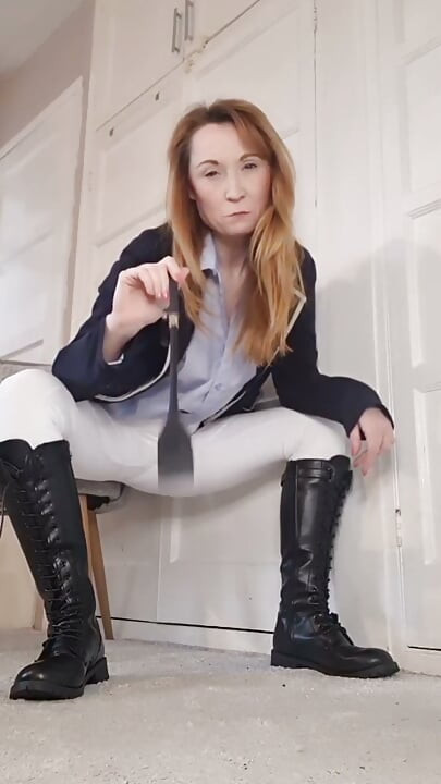 Ellas Vestidas, Él Desnudo - Instrucciones De Paja, Fetiche Puma - Humillación Y Castigo