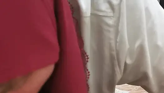 Adik tiri dikelabui untuk memberi adik tirinya.