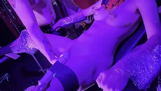 Seksi evcil hayvan parmak esaret sandalyesinde sikiliyor
