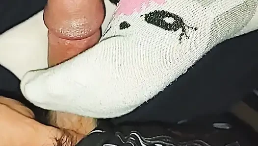 Yaramaz küçük tek boynuzlu at bileği çoraplı çorapla boşalma