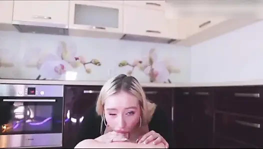 Boşalana kadar sıkı amcığımla bu büyük yarağa biniyorum