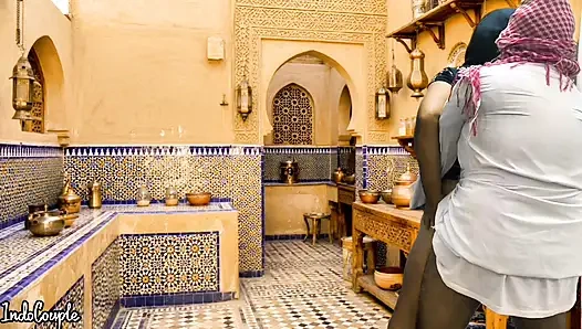 Suudi koca ve İranlı evli kadın mutfakta