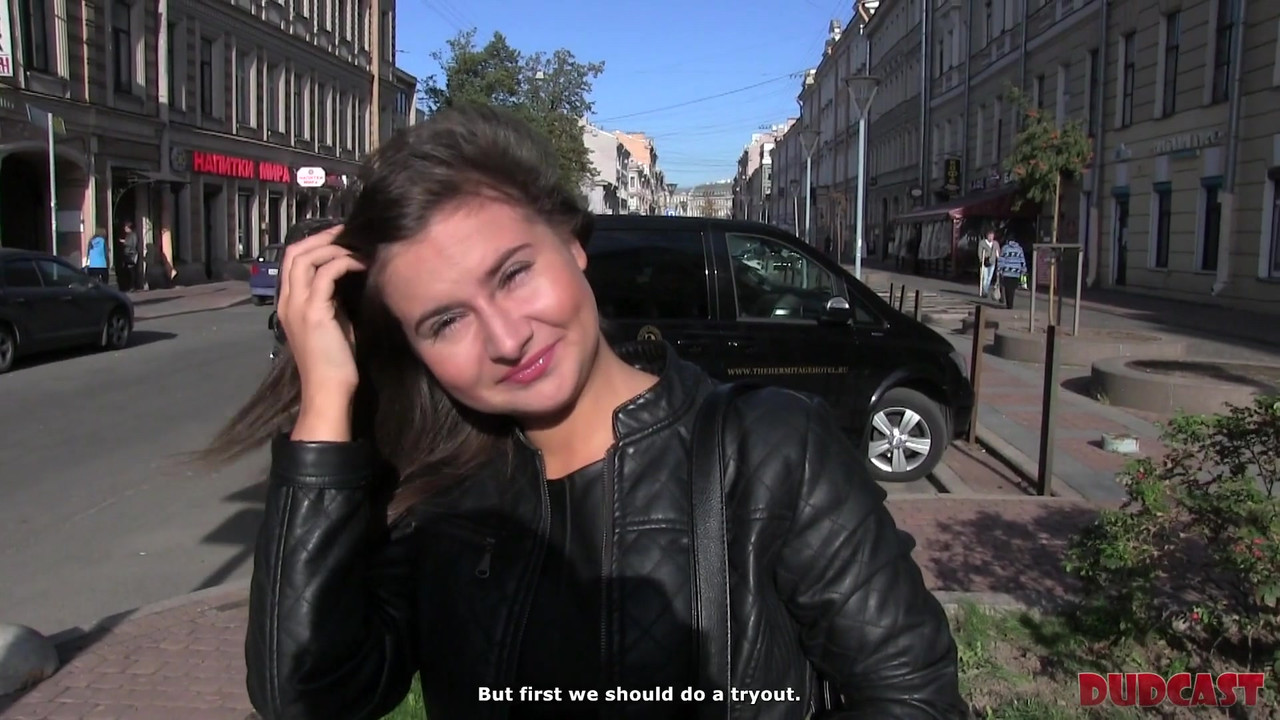 男人利用旧的搭讪计划渗透俄罗斯女孩