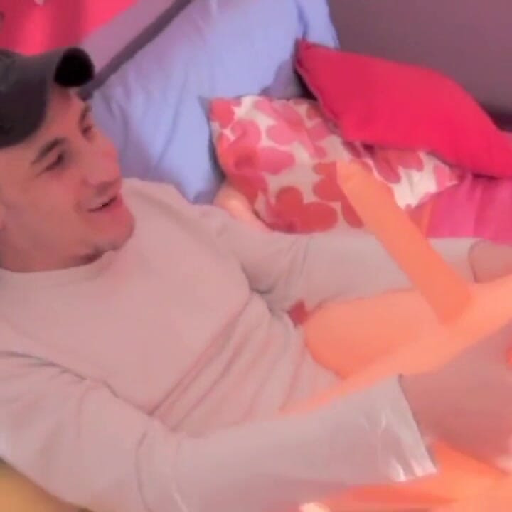 Mijn hetero vriend neukt terug door sekspop