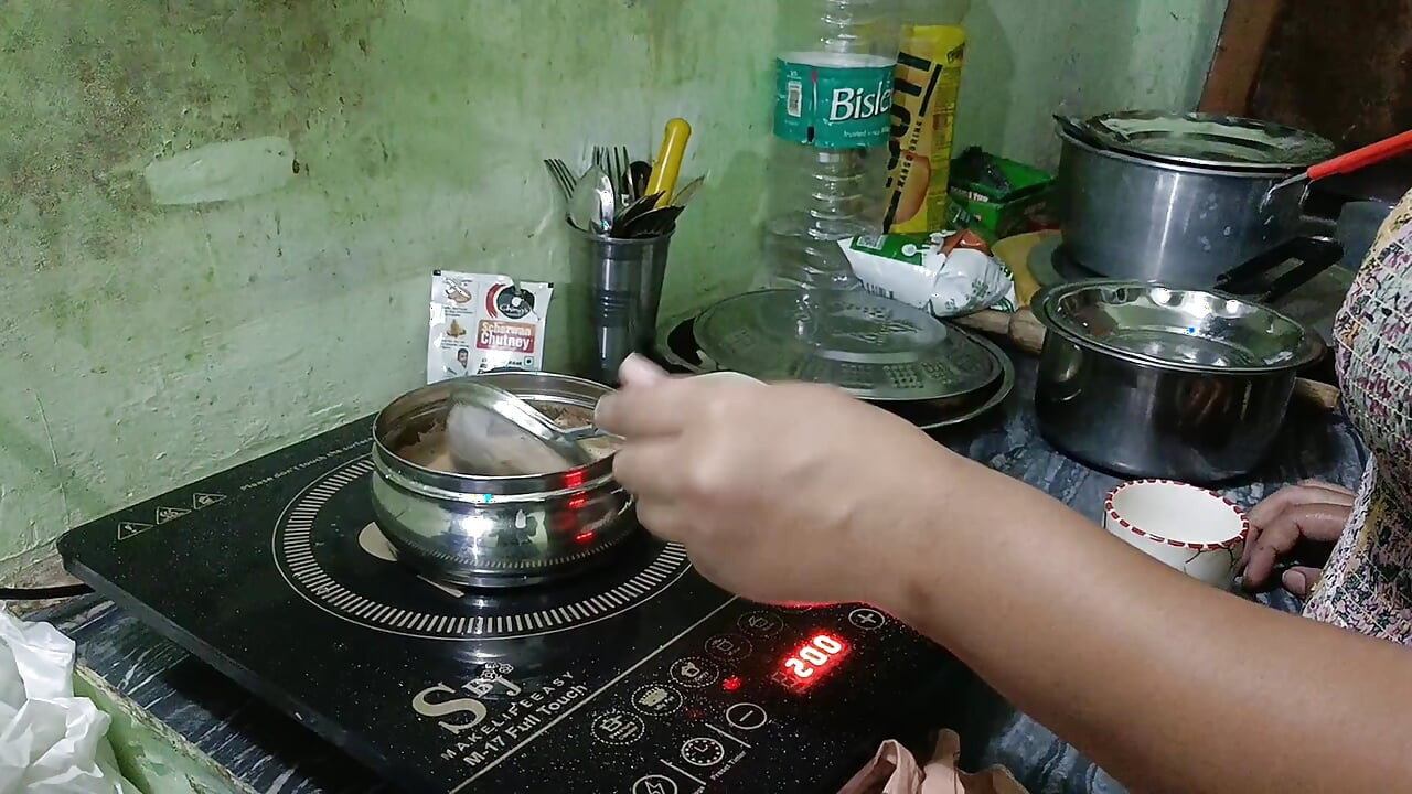 Adik tiri ghar mein akeli ko jija ne choda