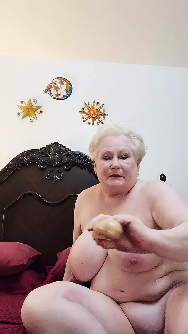 Бабушка мастурбирует игрушками