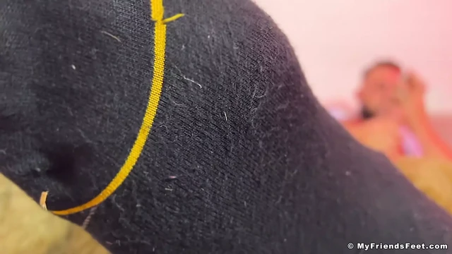 Hairy stud Maui shows off his massive feet while jerking off