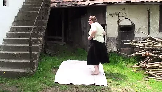 Büyük vücutlu orta yaşlı seksi kadın yarak emiyor amcık sikiyor 69 pozisyonunda yalıyor
