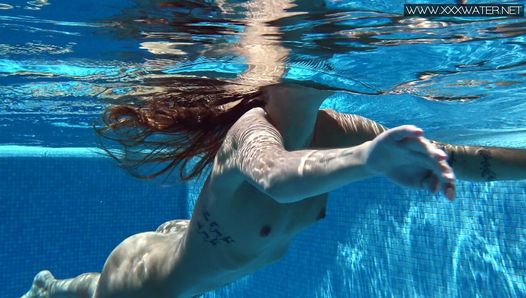 La pequeña estrella porno húngara Tiffany Tatum nadando desnuda
