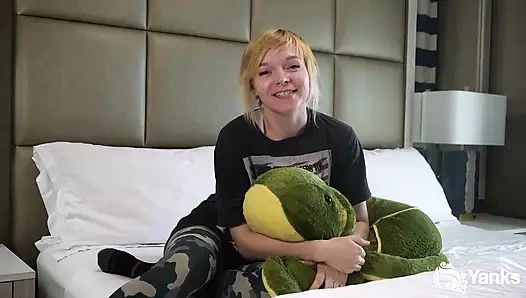 Alexa Crush, Pakar Ngentot Bantal