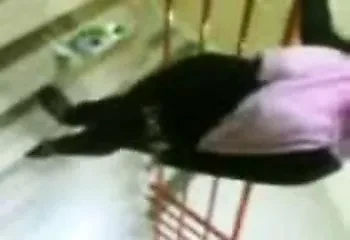 Asmira Tayang Tetek di Tangga