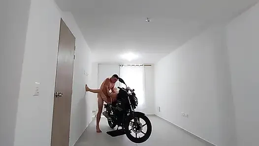 Motosiklette prezervatifli seks