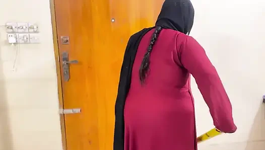 Арабская красивая горничная отеля убирает мой номер, и я вижу ее огромную задницу и огромные сиськи