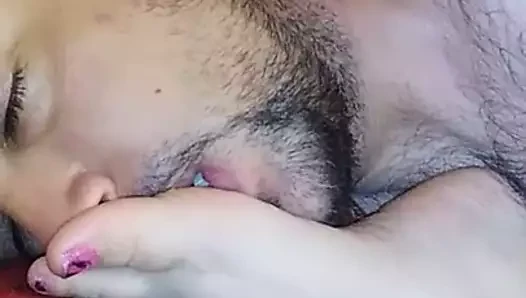 Naine ke badboodar pairon ko soonghna