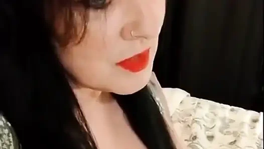 Süßer rauchennder MILF, roter lippenstift