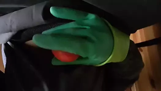 Gummiboy im Reingummianzug auf Gummisitzring